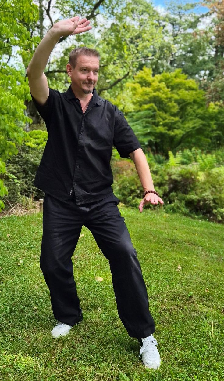 Dan Falta v ukázce tradičního čínského bojového umění na zahradě